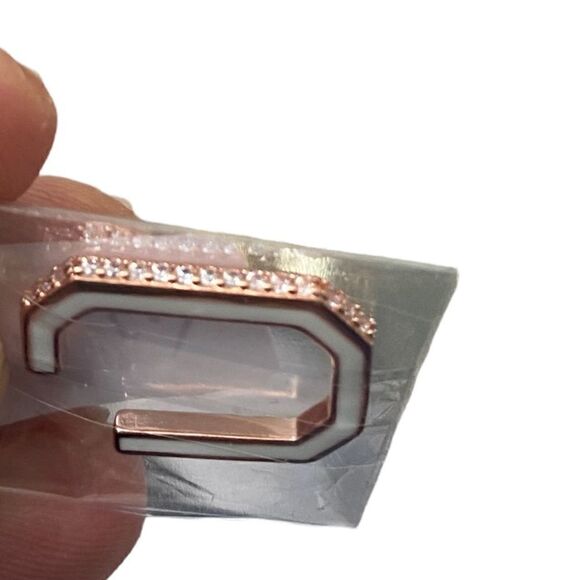 White enamel with rose gold and Diamond look detail - Picture 3 of 4